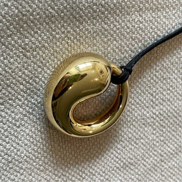💛Tiffany & Co.💛Elsa Peretti XL Eternal Circle 18 Karat YG Pendant on Cord - Picture 4 of 11